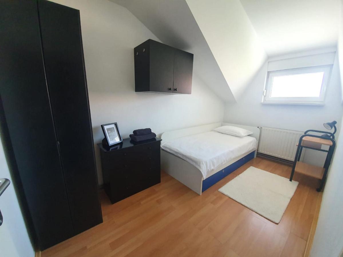 Apartment Lily Near Zagreb Airport Velika Gorica Exteriör bild